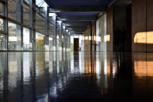 Jak dobrać oświetlenie do różnych typów budynków? Praktyczny przewodnik dla inwestorów i właścicieli