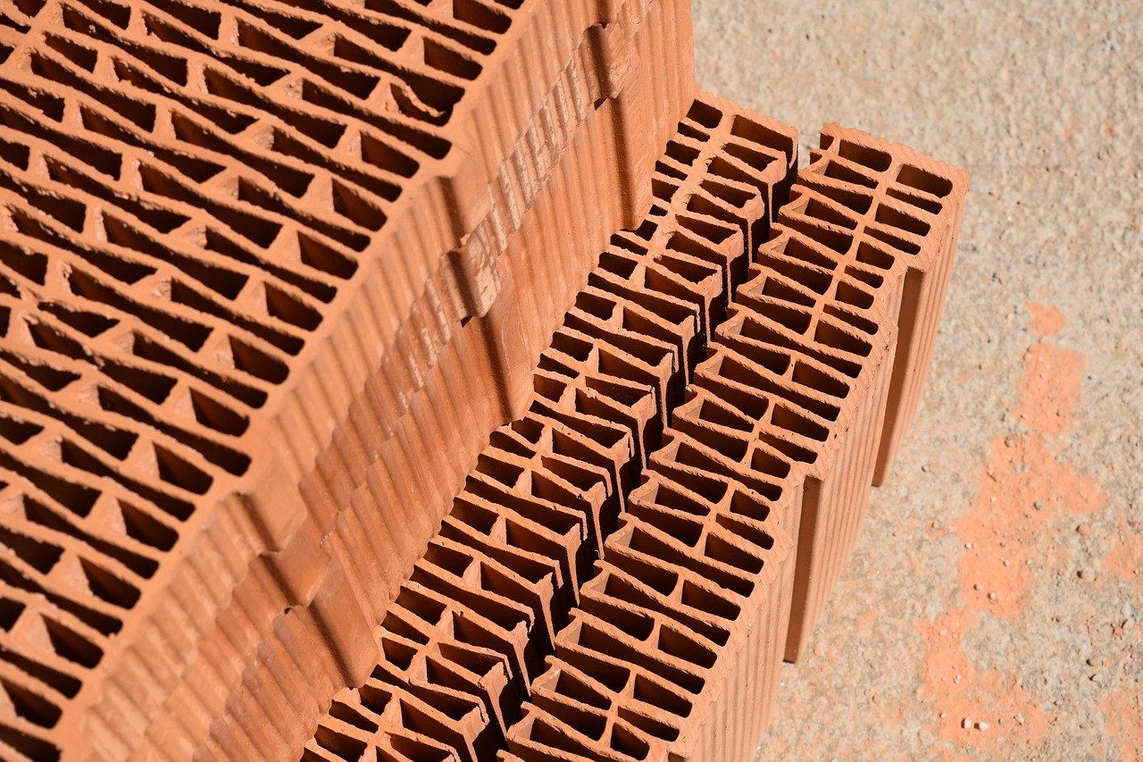 Dlaczego taniej nie znaczy lepiej – ryzyka przy zakupie używanych materiałów budowlanych